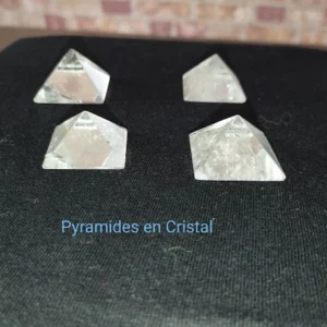 Pyramide en cristal de quartz