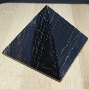 Pyramide de Tourmaline noire